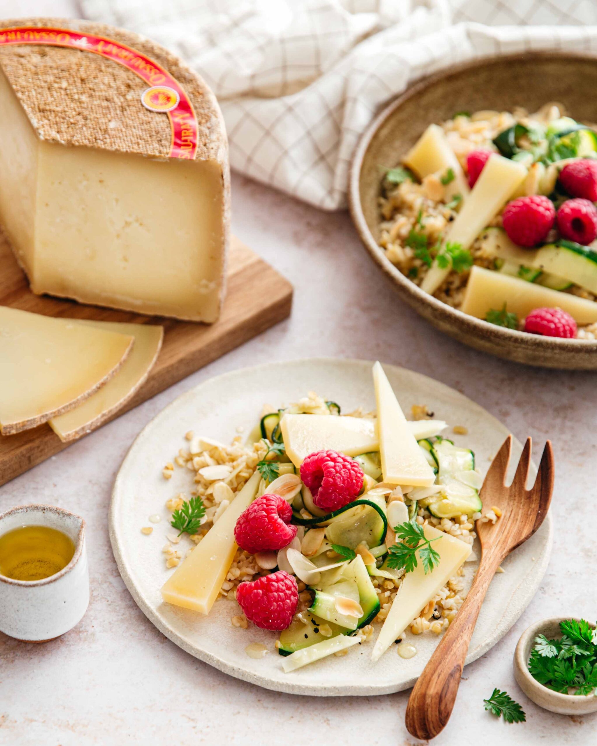 Salade composée pour la mise en valeur du fromage AOP Osa-Iraty. Création de recette, stylisme et photo pour l'agence de relations presse Hémisphère Sud.